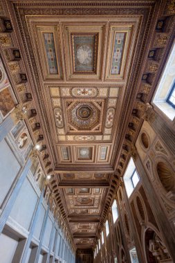 Ducale Palace, Mantua - 25 Temmuz 2025: Süvarilerin avlusunda süslü kasalı tavan, Mantua Dükalığı Sarayı, Rönesans ahşap oyma ve yaldızlı süsleme sergilenmektedir..