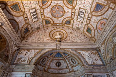 Ducale Sarayı, Mantua - 25 Temmuz 2025: Mantuas Ducal Palace 'da Rönesans Süvari Alanı tavanı, sıva kabartmaları, mitolojik freskler ve süslü kasalarla zenginleştirilmiş.