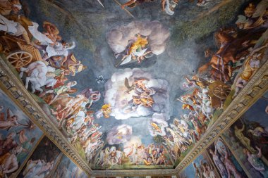Ducale Palace, Mantua - 25 Temmuz 2025: Mantua 'daki Ducal Palace' ın süvari kompleksinin Perspective Baroque freski tavanı, mitolojik sahneler ve savaş arabalarını betimliyor..
