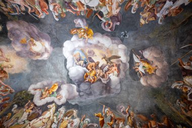 Ducale Palace, Mantua - 25 Temmuz 2025: Mantua Dükalığı 'nın Sala di Troia' sındaki mitolojik tavan freskleri, Mantua 'daki Olimpos tanrılarının mannerist illüzyonist tarzını resmediyor..