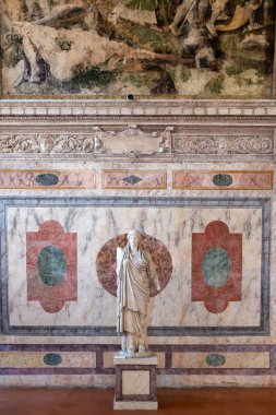 Ducale Sarayı, Mantua - 25 Temmuz 2025 Rönesans Salonu, Ducal Palace, Mantua 'da mermer kaplı duvar ve klasik heykelin altında.