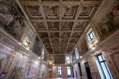 Ducale Sarayı, Mantua - 25 Temmuz 2025: Mantua Dükalığı 'ndaki Rönesans Salonu' nun içi, tabutlu ahşap tavan ve mitolojik fresk döngüleri içerir..