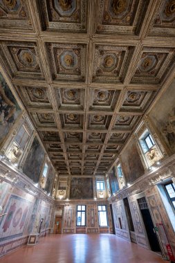 Ducale Palace, Mantua - 25 Temmuz 2025: Mantua Dükalığı 'nda Rönesans Salonu, Mantua, tabutlu ahşap tavan ve şehrin efsanevi kurucusunu onurlandıran freskli duvarlar.