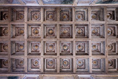Ducale Palace, Mantua - 25 Temmuz 2025: Rönesans Mantua Dükalığı 'nda ahşap tavan, karmaşık geometrik kabartmaları ve yaldızlı kolyeleri göstermektedir..