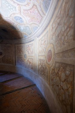 Mantua, İtalya - 25 Temmuz 2025: Mantuas Ducale Sarayı 'nda Rönesans trompet-lil duvar panelleri ve süslü tavan fresklerinin yer aldığı eğri tuğla koridor.