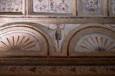 Mantua, İtalya - 25 Temmuz 2025: Rönesans grotesk freskleri ve kabuk motifleri, Mantuas Ducal Palace kompleksinin bir parçası olan Castello di San Giorgio içinde süslü bir kubbeli tavan dekore eder..