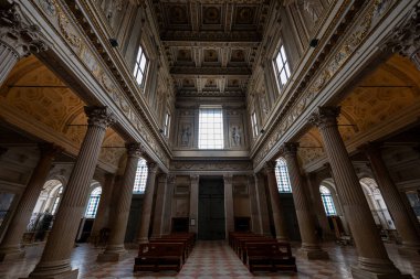 Mantua, İtalya - 25 Temmuz 2025: Mantuas Cattedrale di San Pietro 'nun Rönesans körfezi, kasası, Corinthian sütunları, yaldızlı sıva frizleri ve yumuşak gün ışığı altında mermer zemin.