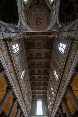 Mantua, İtalya - 25 Temmuz 2025: Rönesans pilasterleri ve Barok süslemeleri vurgulanan Mantuas Cattedrale di San Pietro kubbesinin düşük açılı görünümü.