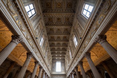 Mantua, İtalya - 25 Temmuz 2025: Kattedrale di San Pietro, Mantua katedrali içinde Rönesans nav tavanı ve Korint sütunları 16. yüzyılda yeniden inşa edildi.