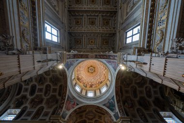 Mantua, İtalya - 25 Temmuz 2025: Mantuas Cattedrale di San Pietro 'nun zengin dekore edilmiş kubbesi ve katmanlı nav manzarası, Barok freskleri ve sıva.