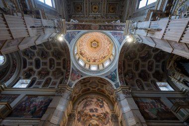 Mantua, İtalya - 25 Temmuz 2025: Mantua 'daki Cattedrale di San Pietro' nun zengin taze kubbesi ve nave manzarası, Barok kasalarını ve boyanmış kasaları gösteriyor.