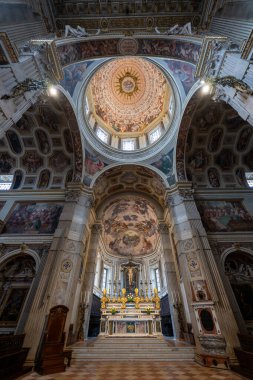 Mantua, İtalya - 25 Temmuz 2025: Mantua Katedrali 'nin içi zengin bir şekilde dekore edilmiş yüksek sunak, katranlı kubbe ve Rönesans tarzında taze saflığı gösteriyor.