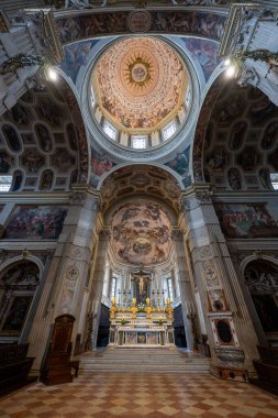Mantua, İtalya - 25 Temmuz 2025: Barok yüksek sunağı ve Mantuas Cattedrale di San Pietro 'nun fresk kubbesi, yaldızlı haç, polikrom mermer ve dramatik yukarı manzara.