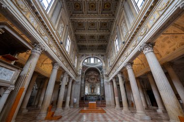 Mantua, İtalya - 25 Temmuz 2025: Neoklasik flüt sütunları, kasalı Rönesans tavanı ve süslü yüksek Cattedrale di San Pietro sunağı.