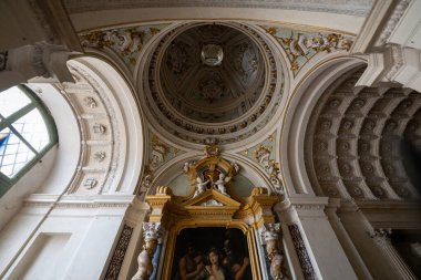 Mantua, İtalya - 25 Temmuz 2025: Mantuas Cattedrale di San Pietro 'daki Barok kenar şapeli, süslü katlı kubbe, yaldızlı sıva ve sunak boyalı.