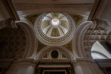 Mantua, İtalya - 25 Temmuz 2025: Mantua Katedrali 'nin barok kubbesi, yaldızlı sıva, katmanlı kemerler ve Rönesans kilisesi sahanlığının yukarısında boyanmış süslemeler.