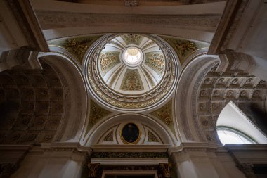 Mantua, İtalya - 25 Temmuz 2025: Mantuas Cattedrale di San Pietro 'nun Barok Kubbesi, yaldızlı sıva süslemesi ve merkezi bir oktulus tarafından aydınlatılmış kasalarla.