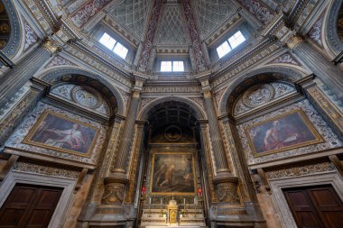 Mantua, İtalya - 25 Temmuz 2025: Barok yüksek sunağı ve Mantua 'daki Cattedrale di San Pietro' nun zengin freskî maymunu, yaldızlı pilasterler, yağlı tablolar ve sandıklı kubbe.