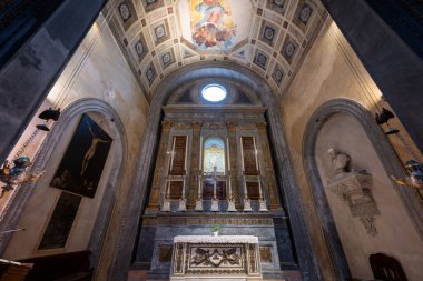 Mantua, İtalya - 25 Temmuz 2025: Rönesans Bazilikası 'nda kilise sunağı, Santa Andrea, Mantua, mermer sunak, boyanmış mahzen ve adanmış sanat eserleri.