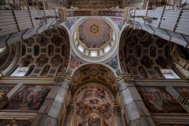 Mantua, İtalya - 25 Temmuz 2025: Mantuas Cattedrale di San Pietro 'nun zengin taze kubbesi ve nave manzarası, Barok süslemeleri ve anıtsal sütunlar sergileniyor.