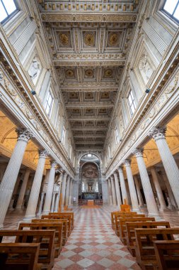 Mantua, İtalya - 25 Temmuz 2025: Mantuas Cattedrale di San Pietro Apostolo 'nun merkez bahçesi, kasalı Rönesans tavanı, klasik sütunlar ve mermer döşemeler.