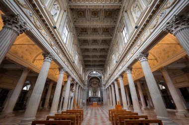 Mantua, İtalya - 25 Temmuz 2025: Mantua, Rönesans 'ta Cattedrale di San Pietro' nun nave 'i mermer sütunlar ve yüksek sunağa uzanan yaldızlı tavan.