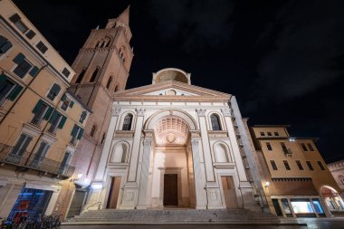 Leon Battista Albertis Bazilika di SantAndrea 'nın Rönesans cephesi Mantua' da gece aydınlandı, büyük kemer, pilaster ve çan kulesini gösterdi..