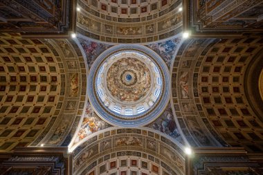 Mantua, İtalya - 24 Temmuz 2025: Mantua 'da Leon Battista Albertis Rönesans Bazilika di SantAndrea' nın zengin fresk kaplamalı naf ve boyalı kubbesinin yukarıdan görünüşü.