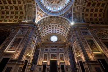 Mantua, İtalya - 24 Temmuz 2025: Mantua 'da Leon Battista Albertis Rönesans Bazilika di SantAndrea' nın kasalı naf ve taze kubbesinin alçak açılı görüntüsü.