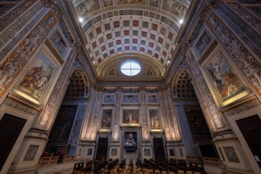 Mantua, İtalya - 24 Temmuz 2025: Mantua 'da Basilica di SantAndrea' nın Rönesans Alanı, kasalı fıçı kasa, freskli şapeller ve zengin dekore edilmiş pilasterler.