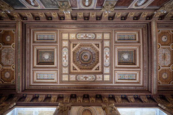 Ducale Sarayı, Mantua - 25 Temmuz 2025: Rönesans Mantua 'daki Ducale Sarayı' nın süvari avlusunda, yaldızlı paneller ve boyalı motiflerle süslenmiş ahşap bir tavan..