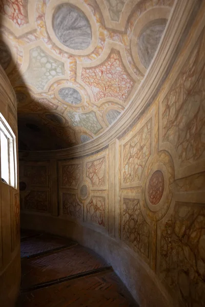 Mantua, İtalya - 25 Temmuz 2025: Mantua Dükalığı 'nın kıvrımlı koridoru, Rönesans döneminden kalma duvarlar ve küçük bir pencereyle aydınlatılmış kubbeli tavan.