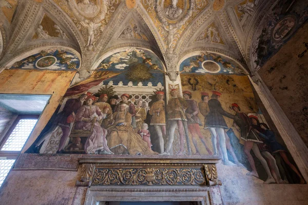 Mantua, İtalya - 25 Temmuz 2025: Castello di San Giorgio 'daki Camera degli Sposi' de iç fresk döngüsü, Rönesans mahkemesi resimleri Andrea Mantegna tarafından yapıldı.