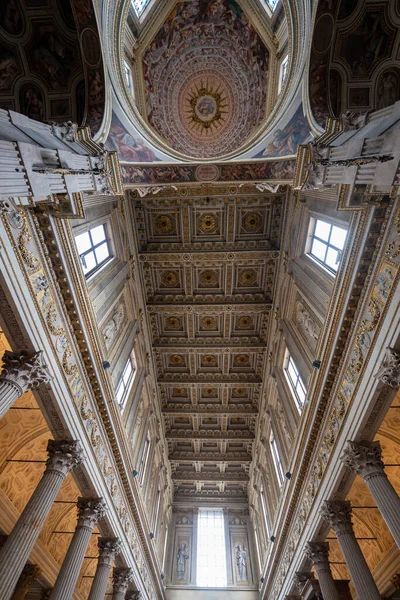 Mantua, İtalya - 25 Temmuz 2025: Rönesans iç dekorasyonu, Mantua 'da kattedrale di San Pietro' nun tavan tablosu.