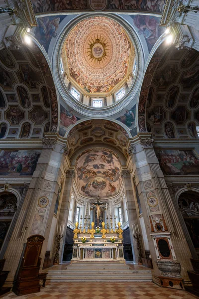 Mantua, İtalya - 25 Temmuz 2025: Barok yüksek sunağı ve Mantuas Cattedrale di San Pietro 'nun fresk kubbesi, yaldızlı tapınak, mermer sütunlar ve Rönesans resimlerinin yer aldığı.