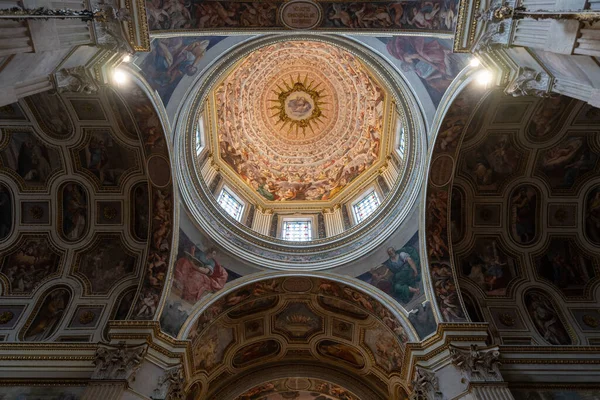 Mantua, İtalya - 25 Temmuz 2025: Barok freskî kubbesi ve Mantuas Cattedrale di San Pietro 'nun içinde parlayan güneş patlamasını ve nav üzerindeki azizleri tasvir eden para..