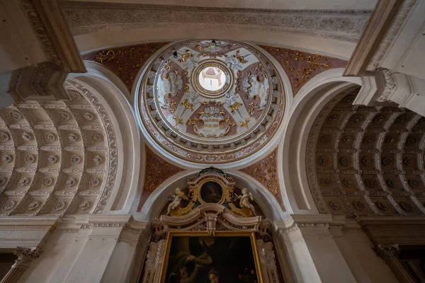 Mantua, İtalya - 25 Temmuz 2025: 18. yüzyılda yeniden inşa edilen Mantua katedrali Cattedrale di San Pietro 'daki Barok kubbesi ve sıva dekorasyonu.