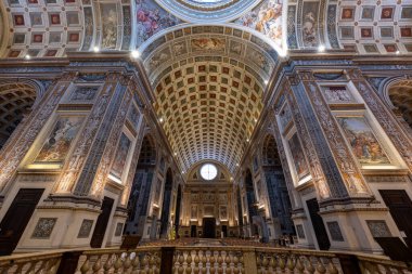 Mantua, İtalya - 24 Temmuz 2025: Mantua 'da Leon Battista Albertis Basilica di SantAndrea' nın kasalı fıçı kasası, freskleri ve Rönesans najı geniş açılı görüş.