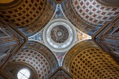 Mantua, İtalya - 24 Temmuz 2025: Rönesans kasaları ve Mantua 'daki Albertis Basilica di SantAndrea' nın taze kubbesi, yumuşak iç mekanla aydınlatıldı.