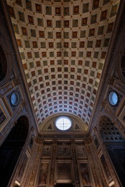 Mantua, İtalya - 24 Temmuz 2025: Mantua 'daki Basilica di SantAndrea' nın Rönesans havzasını aydınlatan kasalı fıçı kasasının iç görünümü ve oculus.