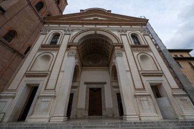 Leon Battista Albertis Rönesans mermeri ve tuğla cephe Mantua 'daki Basilica di SantAndrea' nın alçak açılı görüntüsü büyük zafer portalını gösteriyor..