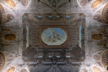 Bologna, İtalya - 24 Temmuz 2025: Barok illüzyonist tavan freski melekler ve mimari trompet-lil Bologna 'daki Meryem Ana' nın Sığınağı içinde.