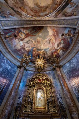 Bologna, İtalya - 24 Temmuz 2025: Barok mermer sunak ve San Luca 'nın büyük bir hac kilisesi olan Meryem Ana' nın Sığınağı içinde fresk kubbe.