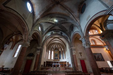 Bologna, İtalya - 24 Temmuz 2025: Gotik kaburga kasaları ve tuğla sütunlar, İtalya 'nın Bologna kentindeki Santa Maria della Misericordia kilisesinin iç cephesini çevreledi.