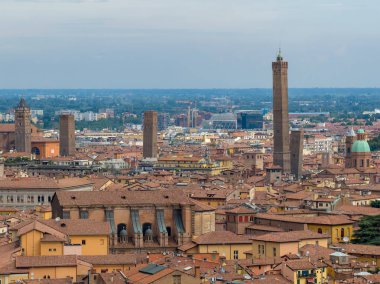 Bolognas Ortaçağ tuğla kuleleri ve terasotta çatılarının havadan görünüşü sisli bir yaz gününde tarihi şehir siluetini vurguluyor..