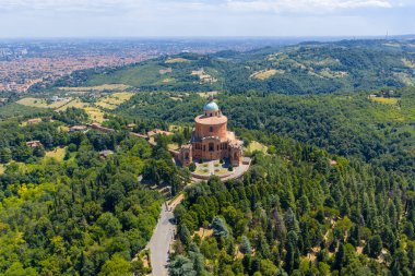 Monte della Guardia 'nın tepesindeki San Luca Leydisinin 18. yüzyıl Mabedi' nin insansız hava aracı görüntüsü Bologna 'nın yukarısındaki ormanlarla çevrili..