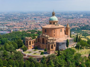 Bologna 'nın üzerindeki Monte della Guardia tepesinde, ağaçlar ve şehir manzarasıyla çevrili San Luca Leydisinin Barok tuğla Mabedi..