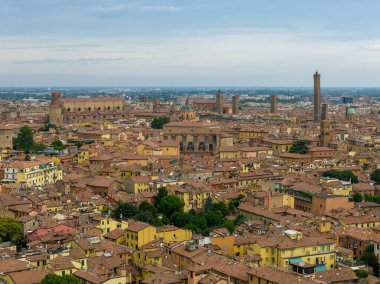 Tuğladan çatıları olan Bolognas Ortaçağ Merkezi, Asinelli Kulesi ve San Petronio Bazilikası yoğun kentsel kumaşa hakim..