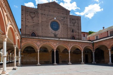 Santa Maria dei Servi 'nin Gotik Bazilikası' nın Arcaded manastırı ve tuğla perdesi Bologna 'da.