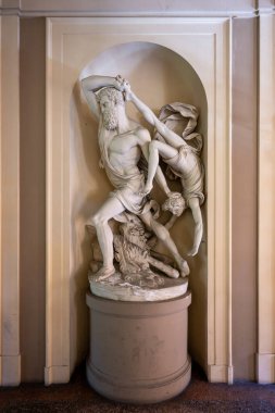 Bologna, İtalya - 23 Temmuz 2025: Ercolani Sarayı, Bologna 'da dramatik neoklasik mermer grup, çarpık mitolojik figürlerinde Barok dinamizmini yineliyor.